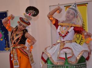 मणिपुर क्षेत्र से आया शास्‍त्रीय नृत्‍य मणिपुरी नृत्‍य है